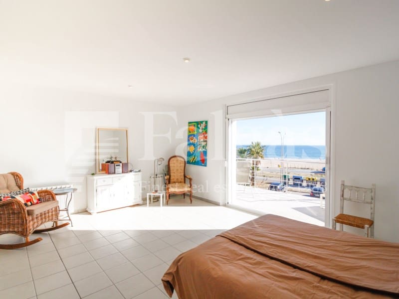 4 slaapkamer Halfvrijstaande villa te koop in Empuriabrava met garage - € 849.000 (Ref: 9192931)