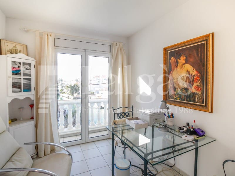 4 slaapkamer Halfvrijstaande villa te koop in Empuriabrava met garage - € 849.000 (Ref: 9192931)