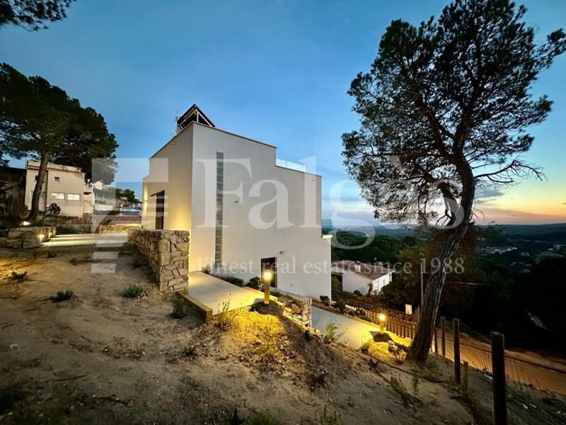 4 bedroom Villa for sale in Lloret de Mar with pool garage - € 869,500 (Ref: 9192934)