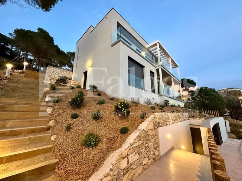 4 bedroom Villa for sale in Lloret de Mar with pool garage - € 869,500 (Ref: 9192934)