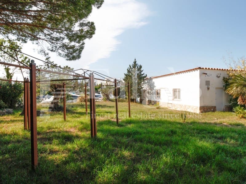 Rakentamaton maa myytävänä paikassa Empuriabrava - 975 000 € (Ref: 9192935)