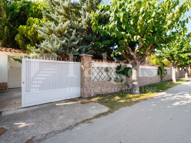 Rakentamaton maa myytävänä paikassa Empuriabrava - 975 000 € (Ref: 9192935)