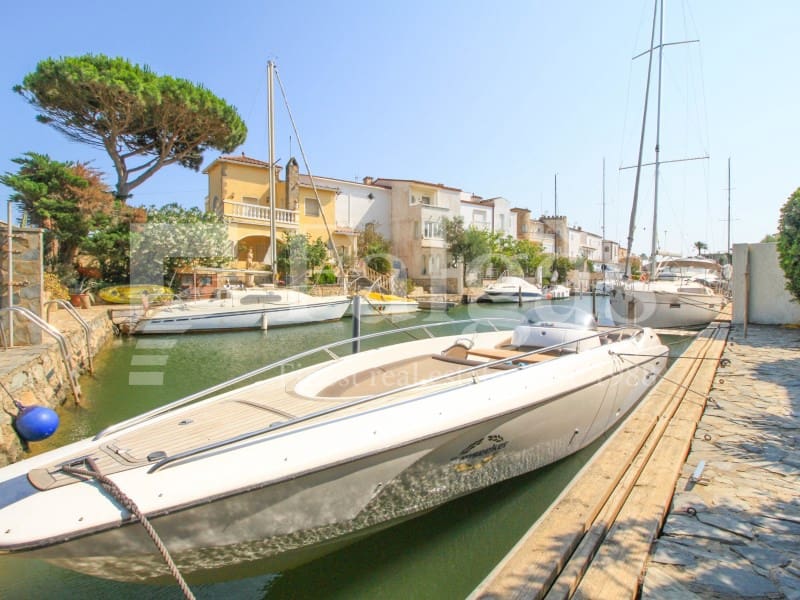 6 chambre Villa/Maison à vendre à Empuriabrava avec garage - 1 090 000 € (Ref: 9192937)