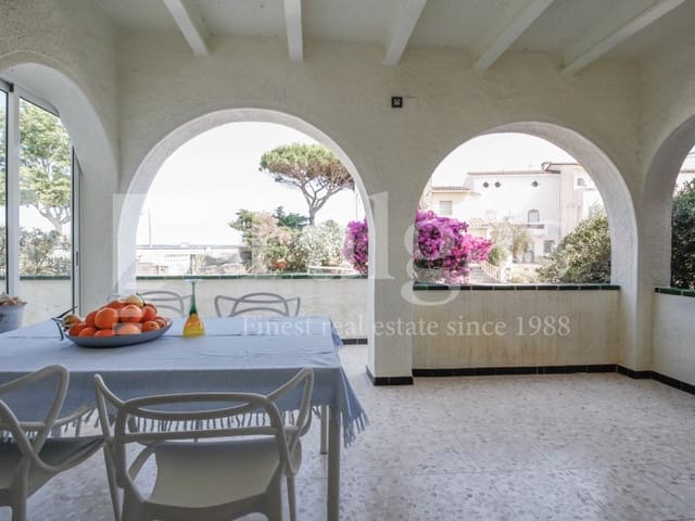 6 bedroom Villa for sale in Empuriabrava, Castelló d'Empúries with garage - € 1,090,000 (Ref: 9192937)