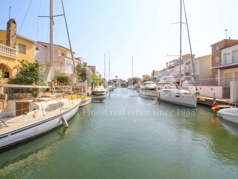 6 chambre Villa/Maison à vendre à Empuriabrava avec garage - 1 090 000 € (Ref: 9192937)