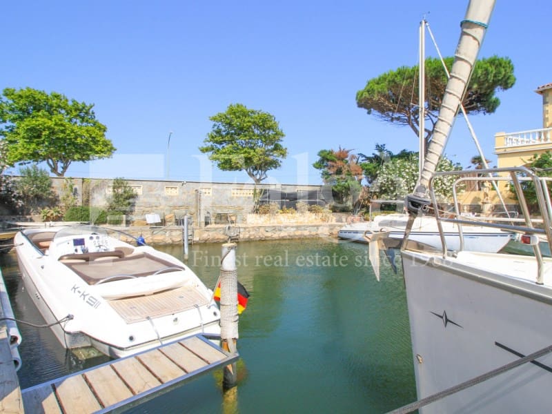 6 chambre Villa/Maison à vendre à Empuriabrava avec garage - 1 090 000 € (Ref: 9192937)