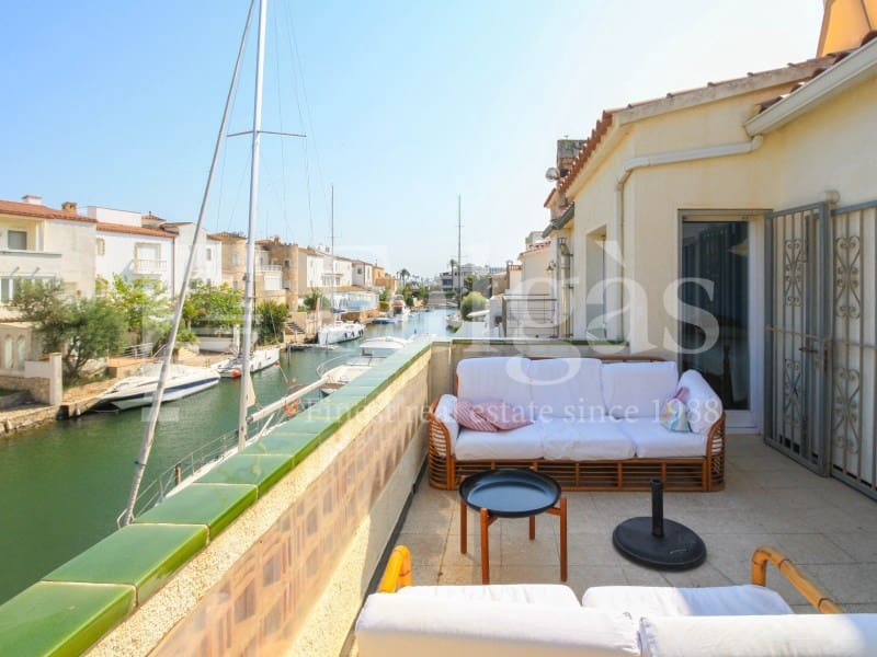 6 chambre Villa/Maison à vendre à Empuriabrava avec garage - 1 090 000 € (Ref: 9192937)