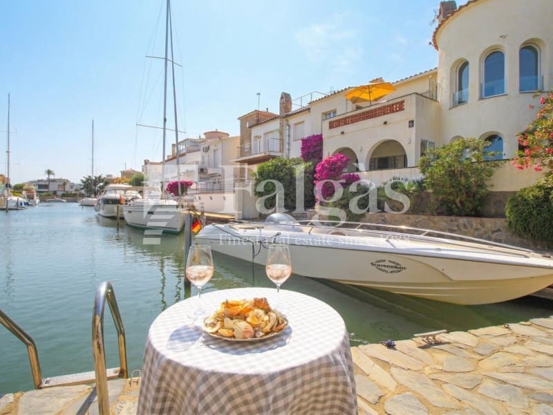 6 slaapkamer Villa te koop in Empuriabrava met garage - € 1.090.000 (Ref: 9192937)