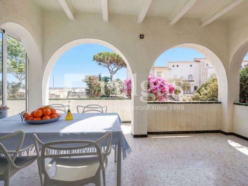 6 slaapkamer Villa te koop in Empuriabrava met garage - € 1.090.000 (Ref: 9192937)