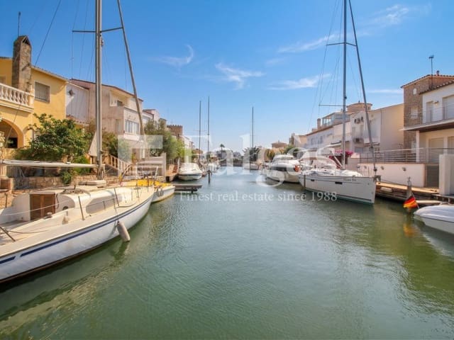 6 slaapkamer Villa te koop in Empuriabrava, Castelló d'Empúries met garage - € 1.090.000 (Ref: 9192937)