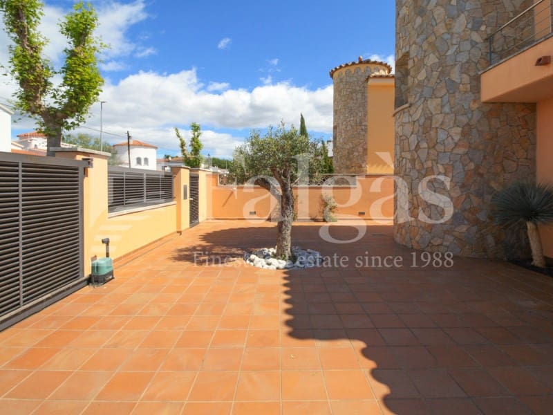 4 soveværelse Villa til salg i Empuriabrava med swimmingpool garage - € 1.295.000 (Ref: 9192938)