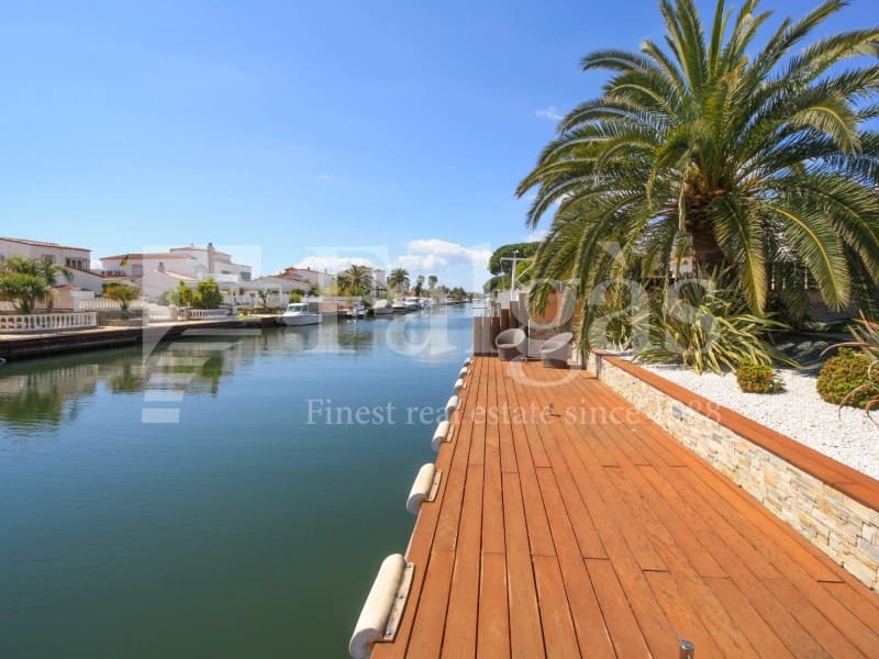 4 soveværelse Villa til salg i Empuriabrava med swimmingpool garage - € 1.295.000 (Ref: 9192938)