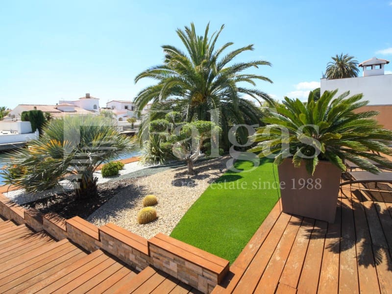 4 soveværelse Villa til salg i Empuriabrava med swimmingpool garage - € 1.295.000 (Ref: 9192938)