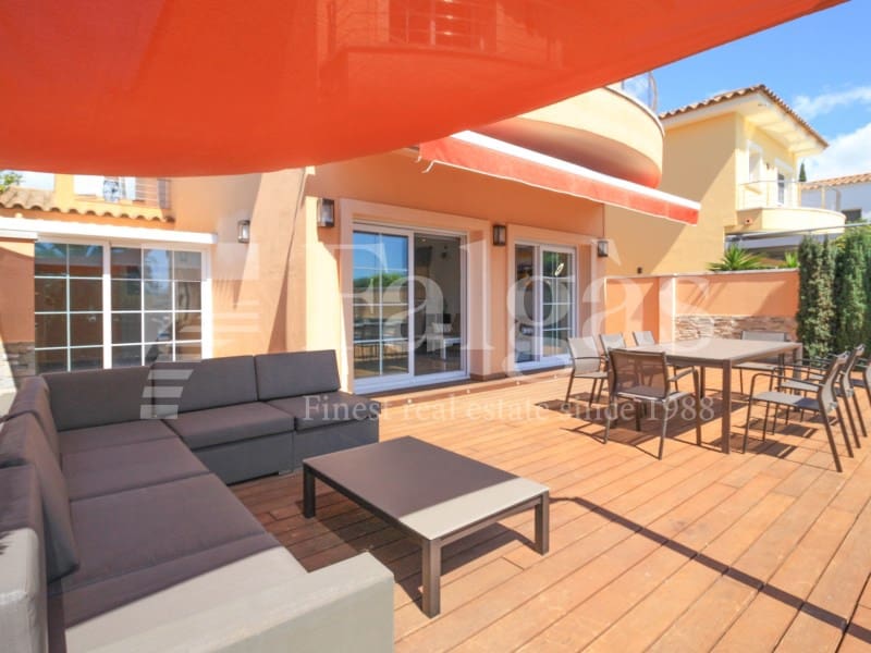 4 soveværelse Villa til salg i Empuriabrava med swimmingpool garage - € 1.295.000 (Ref: 9192938)