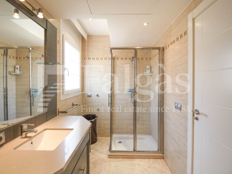 4 soveværelse Villa til salg i Empuriabrava med swimmingpool garage - € 1.295.000 (Ref: 9192938)