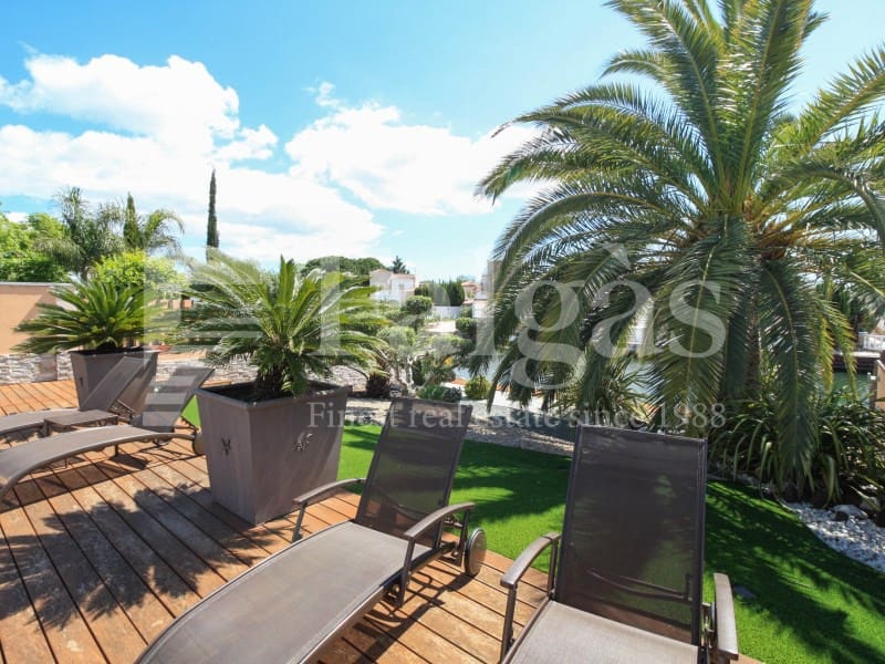 4 soveværelse Villa til salg i Empuriabrava med swimmingpool garage - € 1.295.000 (Ref: 9192938)