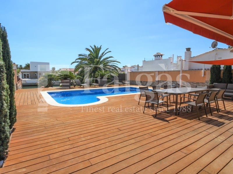 4 soveværelse Villa til salg i Empuriabrava med swimmingpool garage - € 1.295.000 (Ref: 9192938)