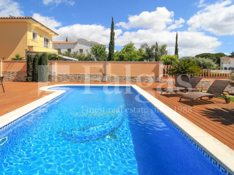 4 soveværelse Villa til salg i Empuriabrava med swimmingpool garage - € 1.295.000 (Ref: 9192938)