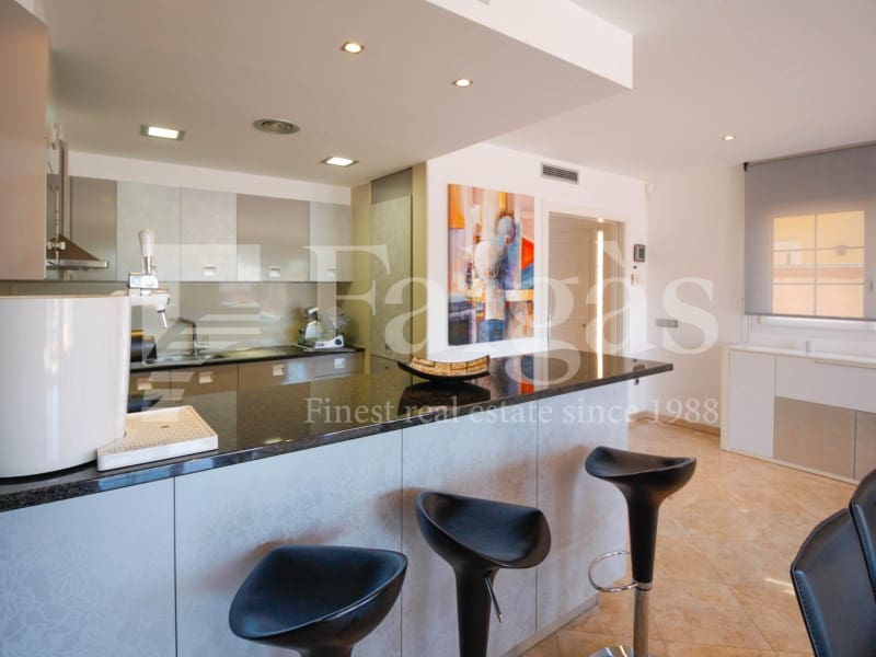 4 soveværelse Villa til salg i Empuriabrava med swimmingpool garage - € 1.295.000 (Ref: 9192938)