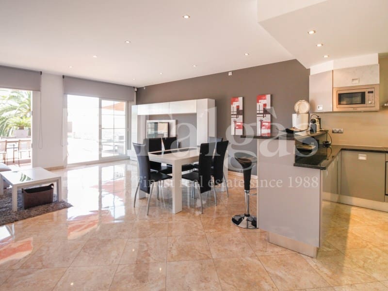 4 soveværelse Villa til salg i Empuriabrava med swimmingpool garage - € 1.295.000 (Ref: 9192938)