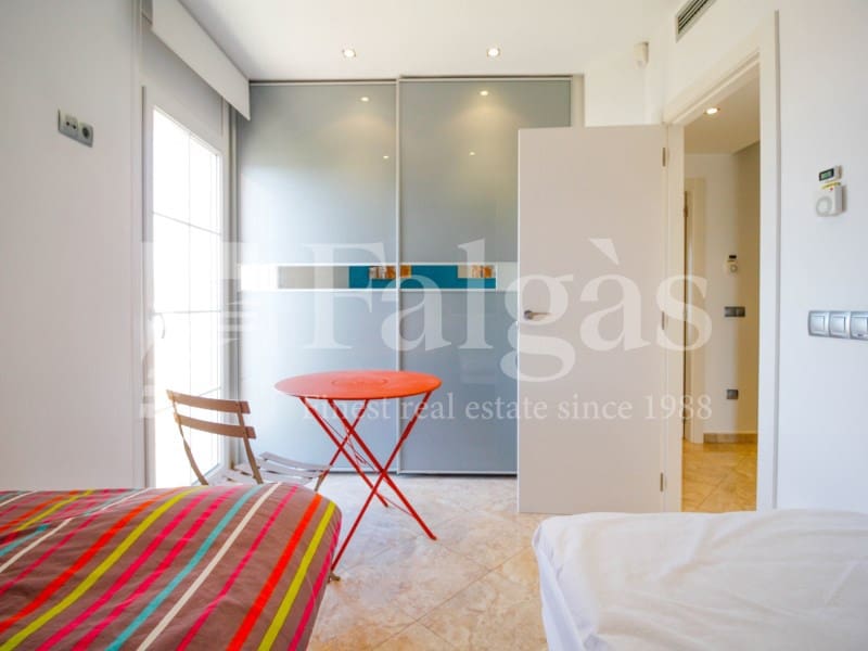 4 soveværelse Villa til salg i Empuriabrava med swimmingpool garage - € 1.295.000 (Ref: 9192938)