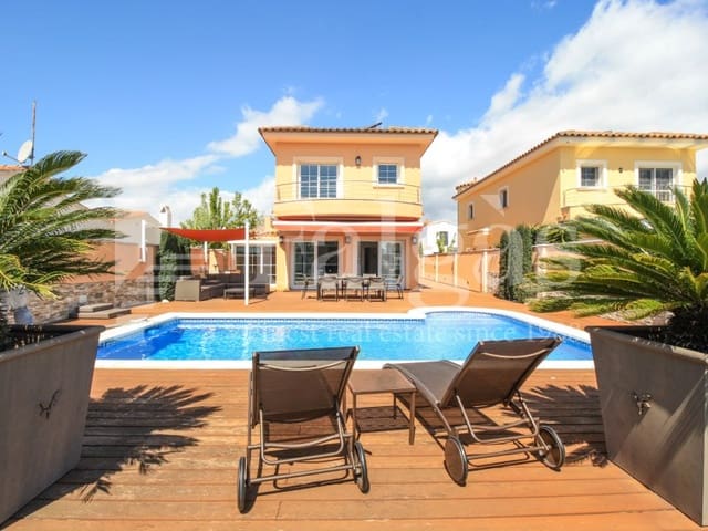 4 bedroom Villa for sale in Empuriabrava, Castelló d'Empúries with pool garage - € 1,295,000 (Ref: 9192938)