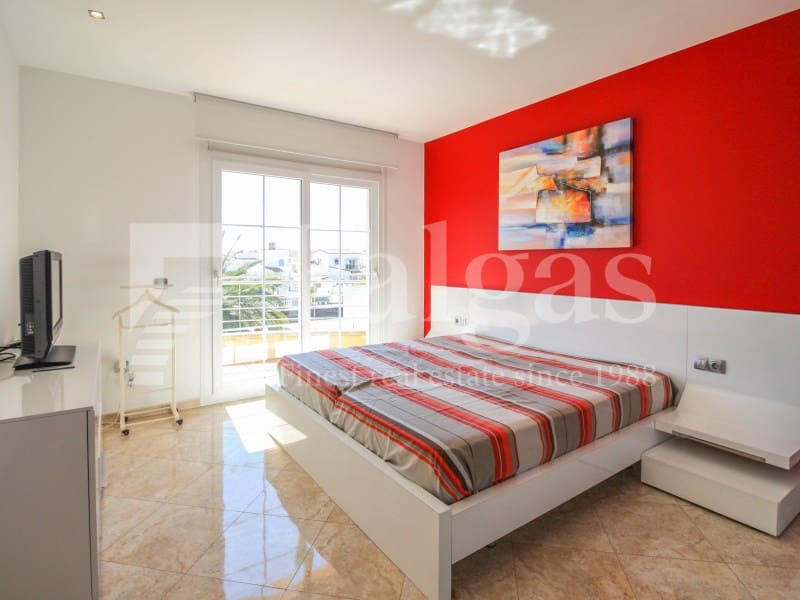 4 soveværelse Villa til salg i Empuriabrava med swimmingpool garage - € 1.295.000 (Ref: 9192938)