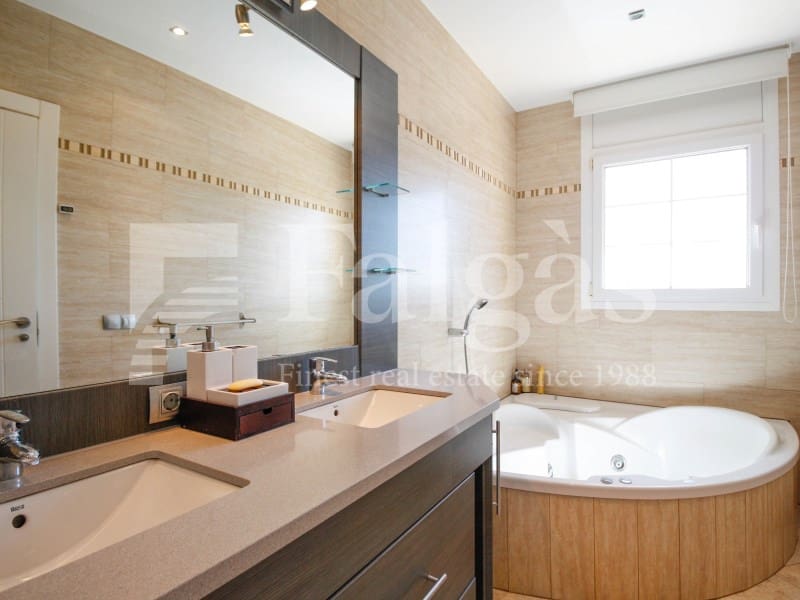 4 soveværelse Villa til salg i Empuriabrava med swimmingpool garage - € 1.295.000 (Ref: 9192938)