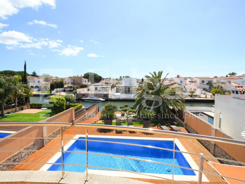 4 soveværelse Villa til salg i Empuriabrava med swimmingpool garage - € 1.295.000 (Ref: 9192938)