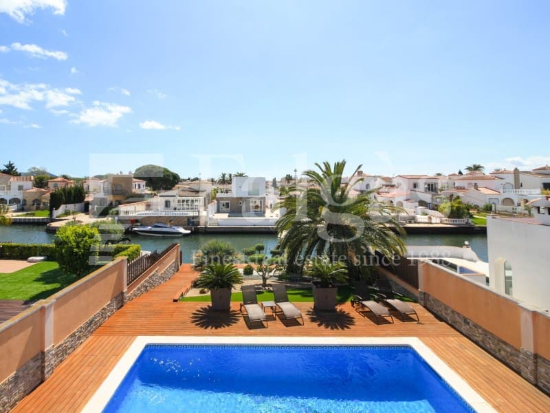 4 soveværelse Villa til salg i Empuriabrava med swimmingpool garage - € 1.295.000 (Ref: 9192938)