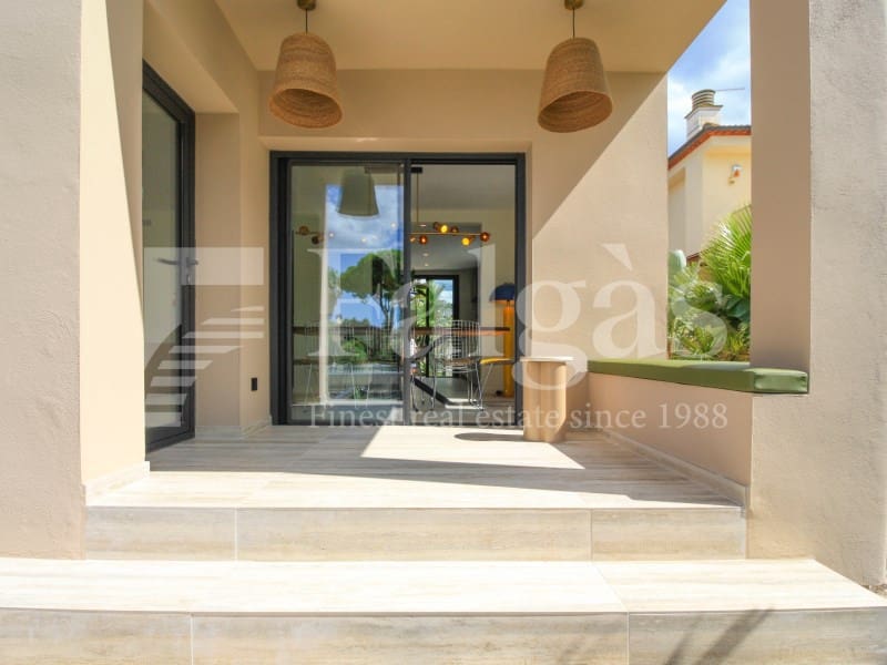 4 soveværelse Villa til salg i Empuriabrava med swimmingpool - € 1.450.000 (Ref: 9192940)