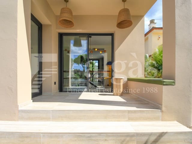 4 bedroom Villa for sale in Empuriabrava, Castelló d'Empúries with pool - € 1,450,000 (Ref: 9192940)