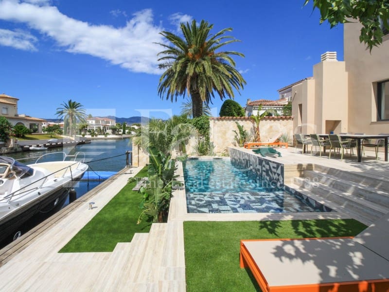 4 soveværelse Villa til salg i Empuriabrava med swimmingpool - € 1.450.000 (Ref: 9192940)