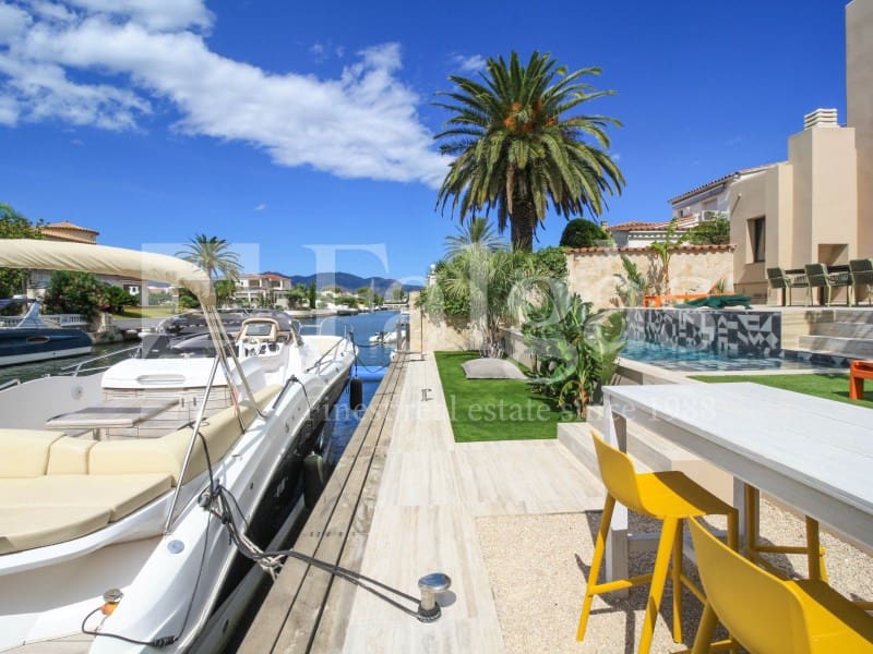 4 soveværelse Villa til salg i Empuriabrava med swimmingpool - € 1.450.000 (Ref: 9192940)