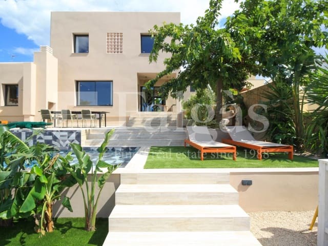 4 bedroom Villa for sale in Empuriabrava, Castelló d'Empúries with pool - € 1,450,000 (Ref: 9192940)