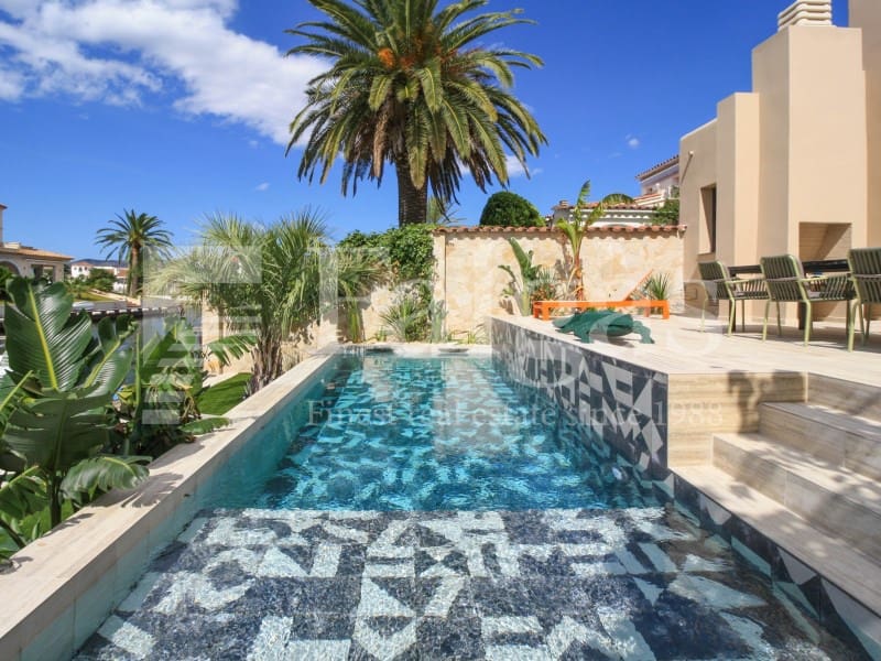 4 soveværelse Villa til salg i Empuriabrava med swimmingpool - € 1.450.000 (Ref: 9192940)