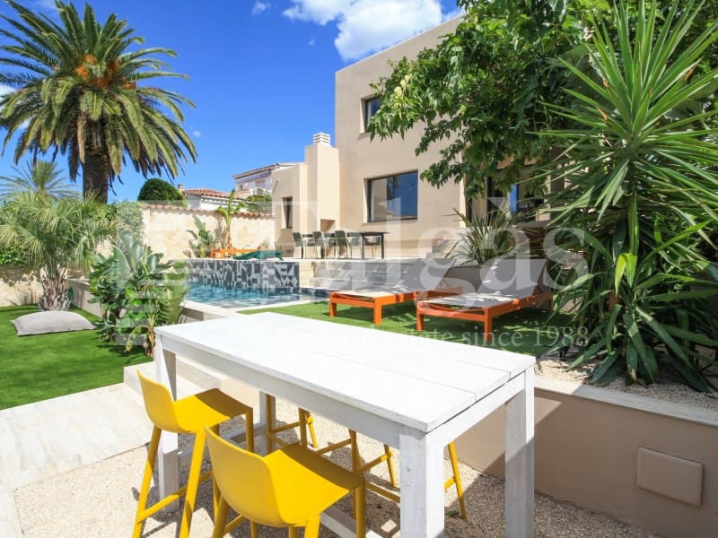 4 soveværelse Villa til salg i Empuriabrava med swimmingpool - € 1.450.000 (Ref: 9192940)