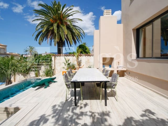 4 bedroom Villa for sale in Empuriabrava, Castelló d'Empúries with pool - € 1,450,000 (Ref: 9192940)