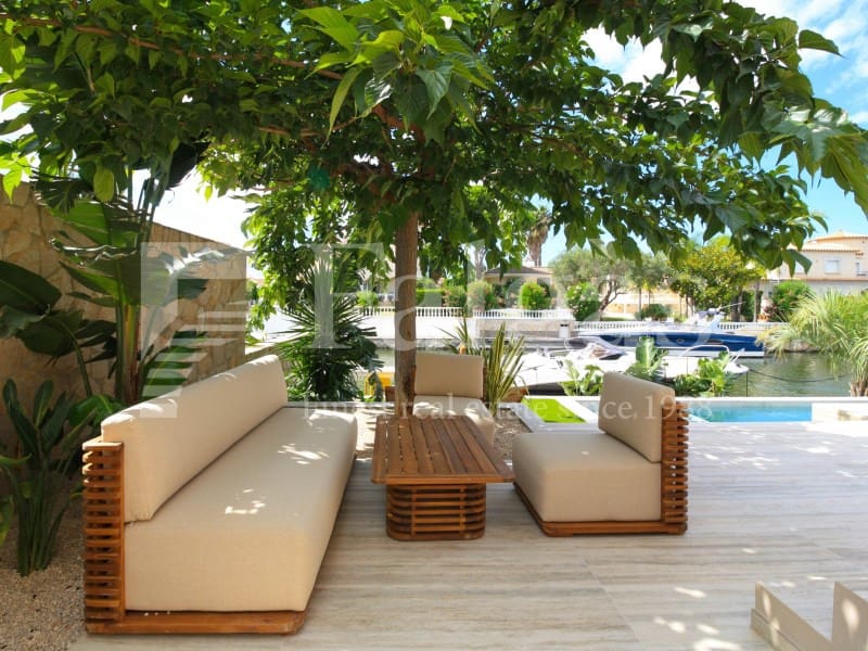 4 soveværelse Villa til salg i Empuriabrava med swimmingpool - € 1.450.000 (Ref: 9192940)