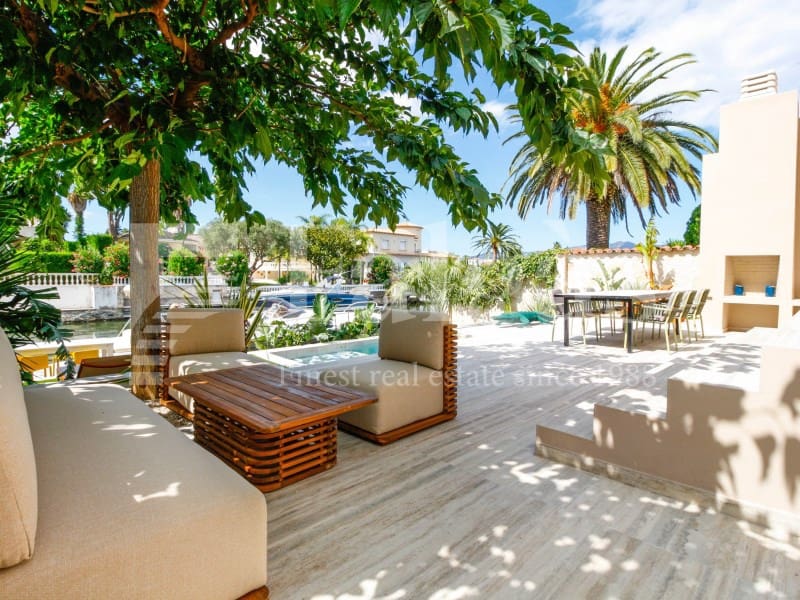 4 soveværelse Villa til salg i Empuriabrava med swimmingpool - € 1.450.000 (Ref: 9192940)