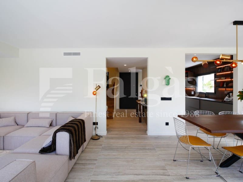 4 soveværelse Villa til salg i Empuriabrava med swimmingpool - € 1.450.000 (Ref: 9192940)