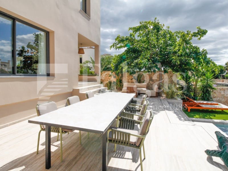 4 soveværelse Villa til salg i Empuriabrava med swimmingpool - € 1.450.000 (Ref: 9192940)