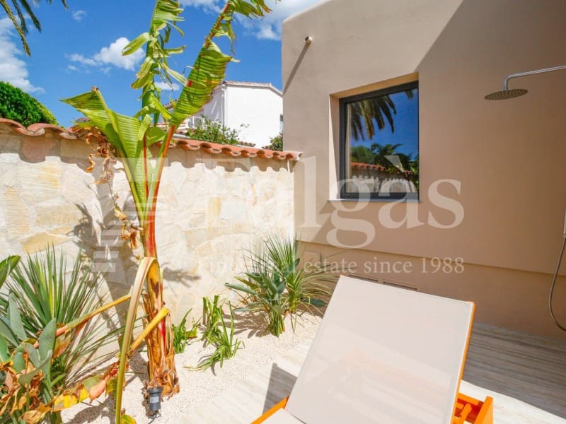 4 soveværelse Villa til salg i Empuriabrava med swimmingpool - € 1.450.000 (Ref: 9192940)