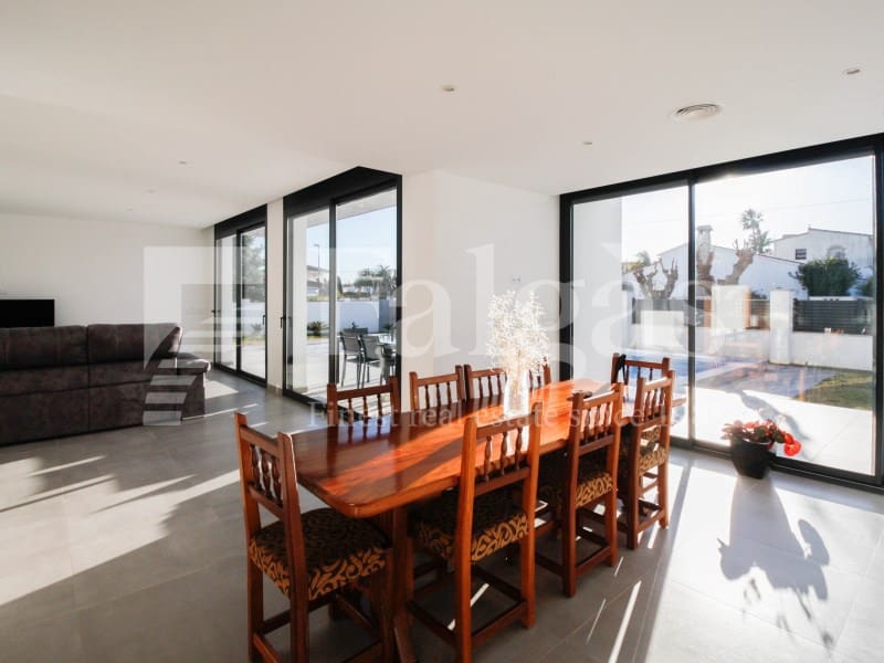 5 sypialnia Willa na sprzedaż w Empuriabrava z basenem garażem - 1 485 000 € (Ref: 9192941)