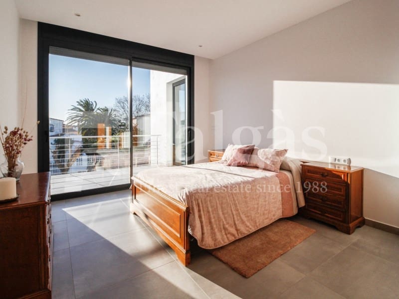 5 sypialnia Willa na sprzedaż w Empuriabrava z basenem garażem - 1 485 000 € (Ref: 9192941)