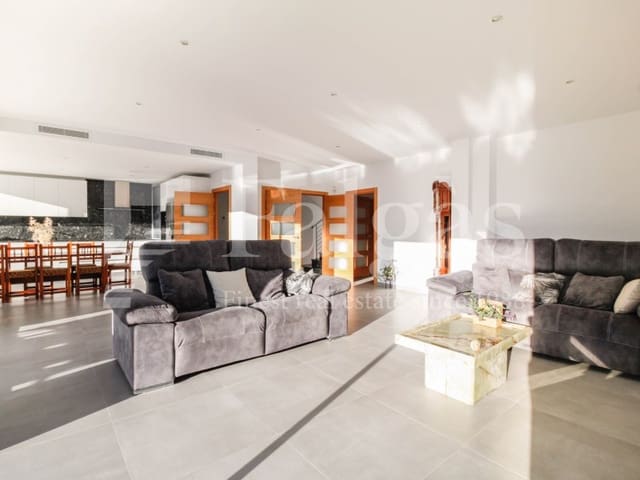 5 bedroom Villa for sale in Empuriabrava, Castelló d'Empúries with pool garage - € 1,485,000 (Ref: 9192941)