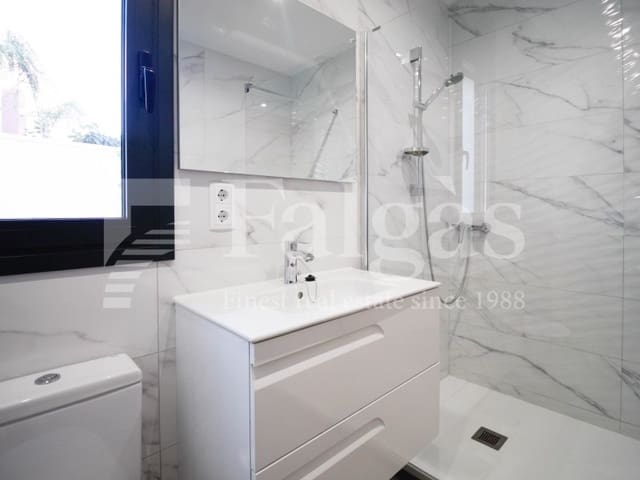 5 bedroom Villa for sale in Empuriabrava, Castelló d'Empúries with pool garage - € 1,485,000 (Ref: 9192941)