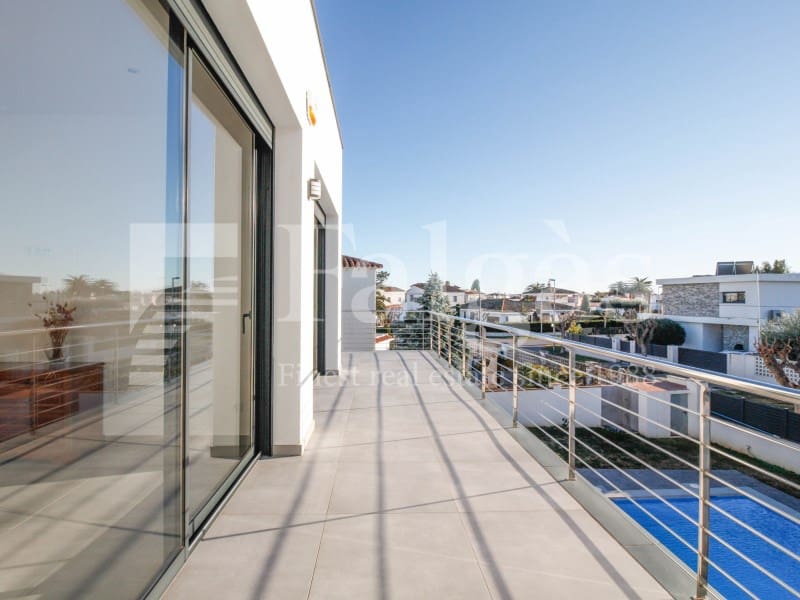 5 sypialnia Willa na sprzedaż w Empuriabrava z basenem garażem - 1 485 000 € (Ref: 9192941)