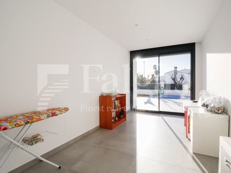 5 sypialnia Willa na sprzedaż w Empuriabrava z basenem garażem - 1 485 000 € (Ref: 9192941)