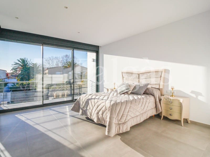 5 sypialnia Willa na sprzedaż w Empuriabrava z basenem garażem - 1 485 000 € (Ref: 9192941)